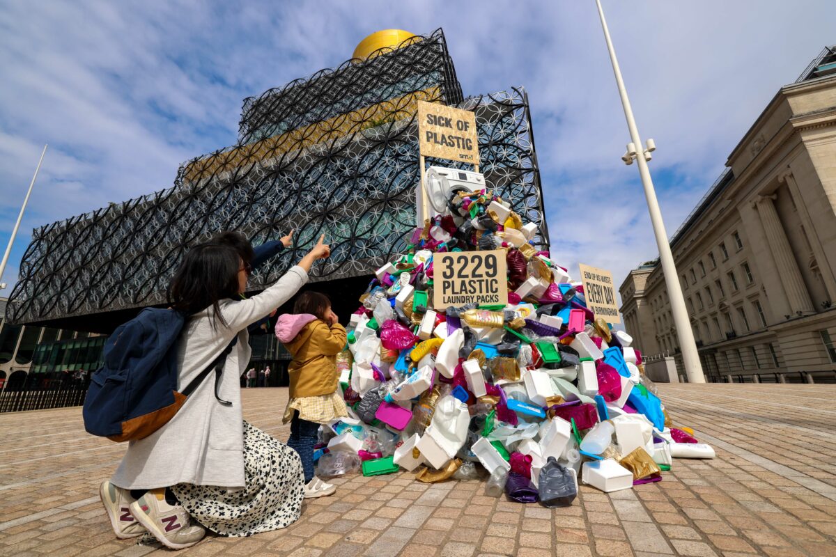 A large sculpture depicting a washing machine vomiting thousands of pieces of laundry plastic has been unveiled in Birmingham.