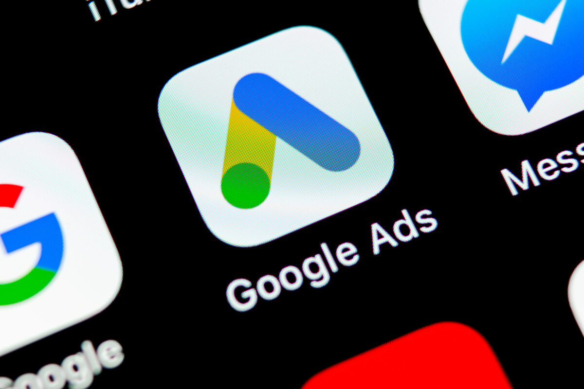 Google has tweaked its ad auctions to boost its search revenue targets, while knowingly not informing advertisers of pricing changes, claims an exec, depicting the logo hear.