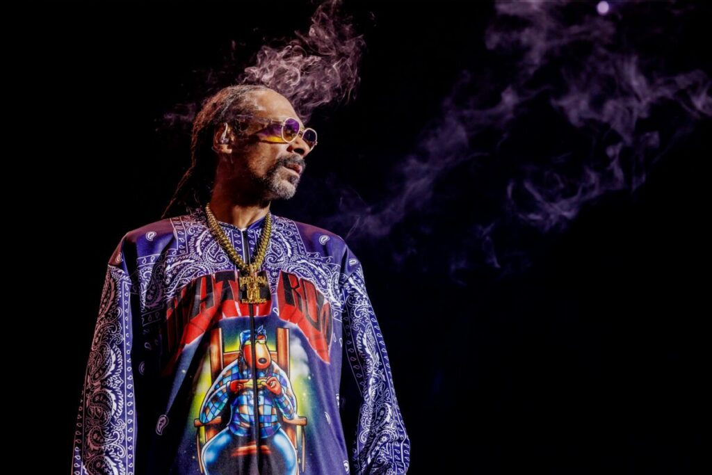 Provoking noise on social media, Snoop Dogg appeared to have announced he is giving up smoking, but continues the habit, after the video turned out to be a campaign for Solo Stove smokeless firepit.