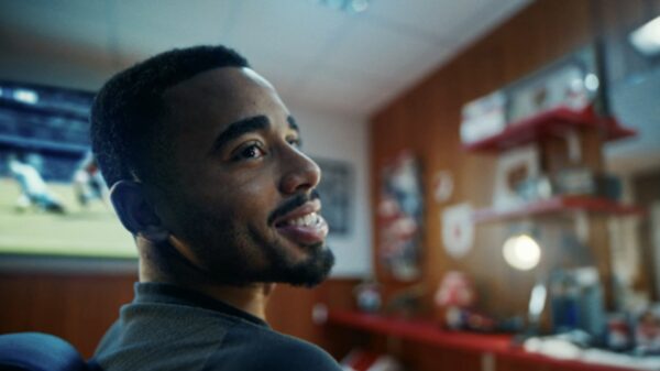 Gabriel Jesus getting haircut. Electronics brand TCL is starring Arsenal stars Bukayo Saka, Gabriel Jesus and Mohamed Elneny in its latest commercial.