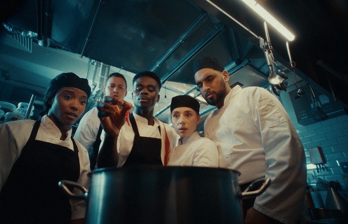 Arsenal Bukay Saka Nando's sauce. Nando's has enlisted Arsenal's Bukayo Saka as head chef (de marketing), complete with a launch video which sees the footballer create a new limited edition Peri-Peri sauce.