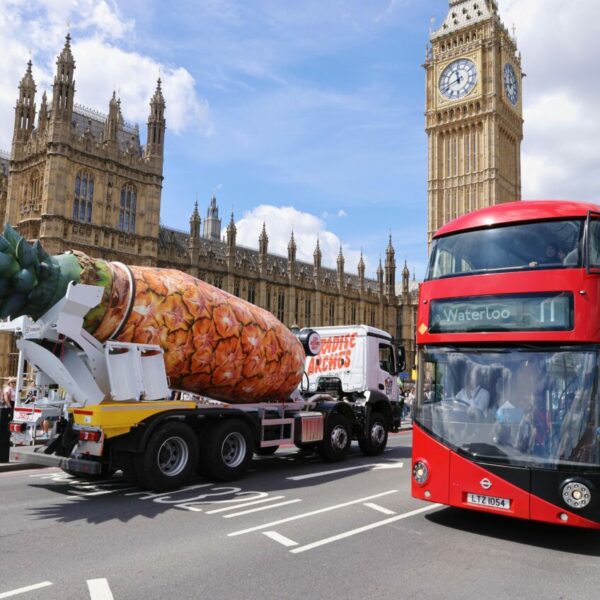 A giant pienapple shaped cement mixer drives past the house of commons, next to it is a red London bus (we imagine onlookers were rather surprised). Malibu and Oatly sent a giant pineapple shaped cement mixer through London with the tagline "Lick Nicely", to kick off the launch of their new Piña Oatlada brand collaboration.