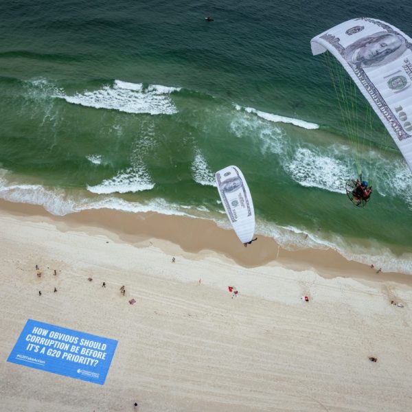 Transparency International has launched paragliders over Rio ahead of the G20 summit this week, in a bid to shine a spotlight on corruption.