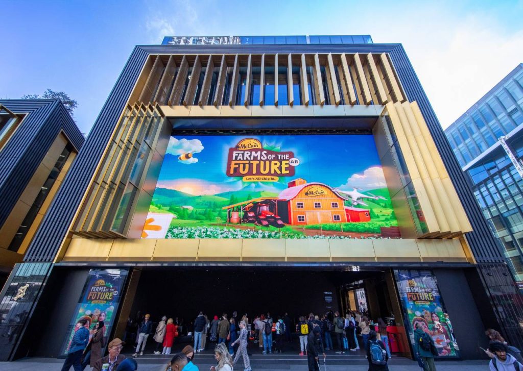 McCain has taken over Outernet London, a digital exhibition space at Tottenham Court Road, as part of its ‘Let’s All Chip In’ campaign.