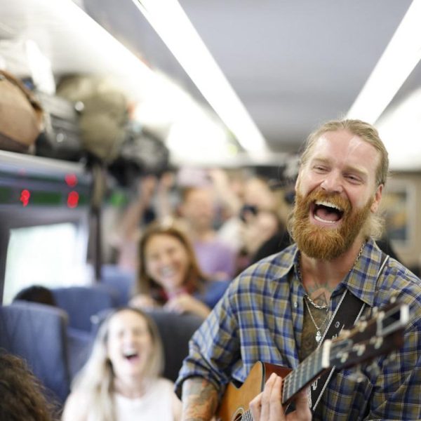 Festivalgoers who took the 12.35 pm train to Glastonbury from Paddington last week were surprised by a performance from musician Sam Ryder.